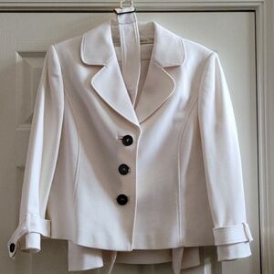 Tahari white suit excellent relived condition